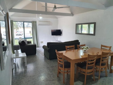Busselton Holiday Units - Perths Hotel 1