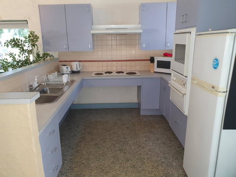 Busselton Holiday Units - Perths Hotel 3