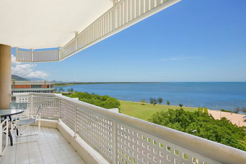 Cairns Ocean View Apartment - Perths Hotel 1