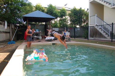 Cairns Sharehouse Apartment - Perths Hotel 1