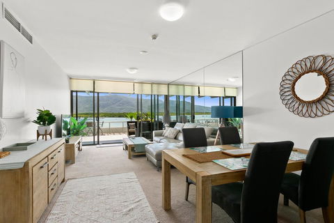 Cairns Waterfront - Harbourlights - Perths Hotel 3