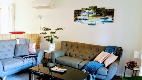 Camelias Boutique Cottage In Dianella - Perths Hotel 0