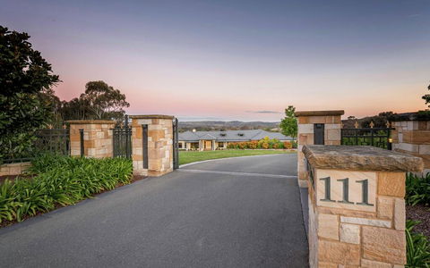 Canberra Luxury Estate - Perths Hotel 1
