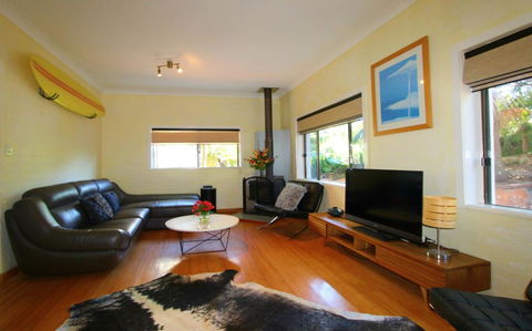 Cape Cod Beach House, 25 Skyline Crescent - Perths Hotel 0