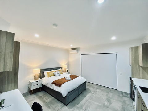 Carlton 5 - Perths Hotel 0