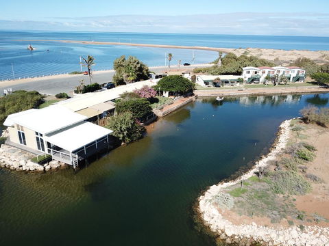 Carnarvon Retreat - Perths Hotel 1