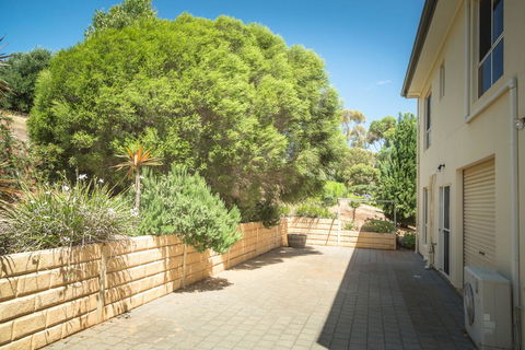 Carri-away - 15 Solitude Drive - Perths Hotel 2