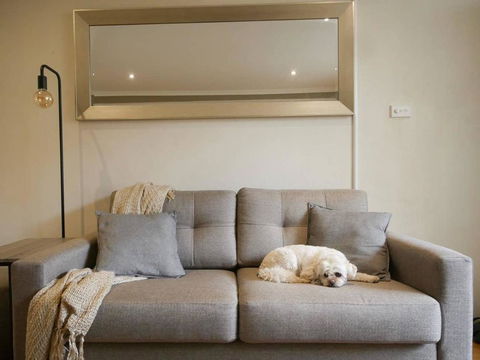 Chic, Pet Friendly & 500m To The Beach W/ Parking - Perths Hotel 1