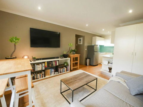 Chic, Pet Friendly & 500m To The Beach W/ Parking - Perths Hotel 0