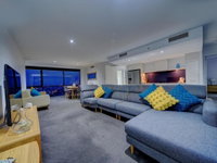 Circle on Cavill 37th Floor Ocean and River Views