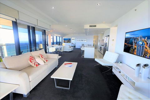 Circle On Cavill Sky Home- Holidays Gold Coast - Perths Hotel 3