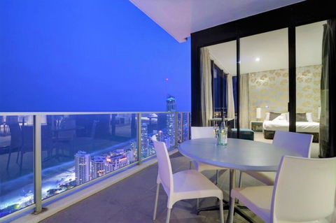Circle On Cavill Sky Home- Holidays Gold Coast - Perths Hotel 2