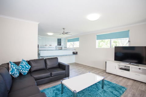 City Beach Holiday House - Perths Hotel 2