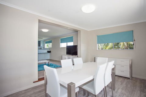 City Beach Holiday House - Perths Hotel 1