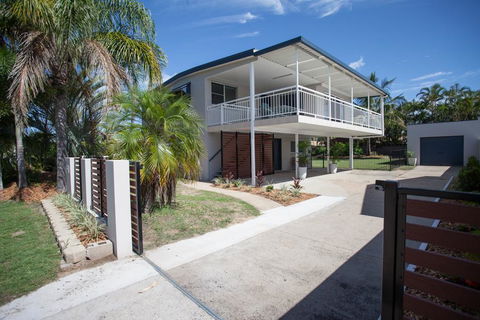 City Beach Holiday House - Perths Hotel 0
