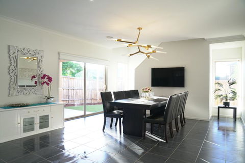 Classic 6BRM Villa In Melbourne - Perths Hotel 2