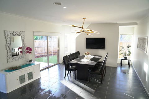 Classic 6BRM Villa In Melbourne - Perths Hotel 3