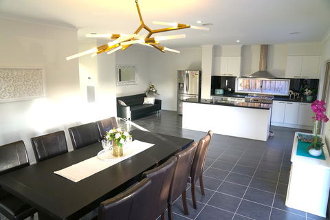 Classic 6BRM Villa In Melbourne - Perths Hotel 1