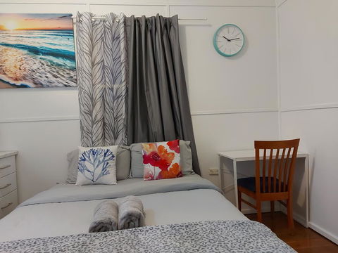 Comfortable Guest Room Closes To Emerald CBD - Perths Hotel 0
