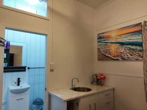 Comfortable Guest Room Closes To Emerald CBD - Perths Hotel 2