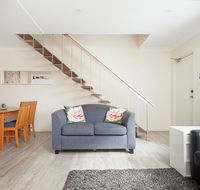 Comfy  Convenient  Homebush West 300 steps train - Perths Hotel