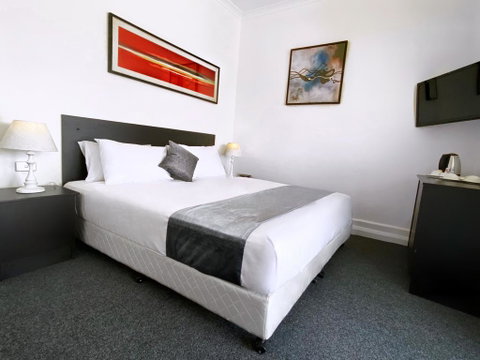Commercial Hotel Hay - Perths Hotel 0