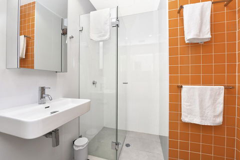 Contemporary Brand New Central Located Studio - Perths Hotel 2