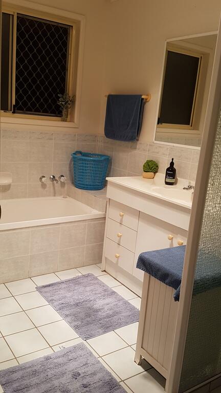 Cosy Quiet Bedroom Ferny Grove - Perths Hotel 3