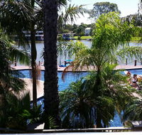 Cypress waterfront spa apartment - Perths Hotel