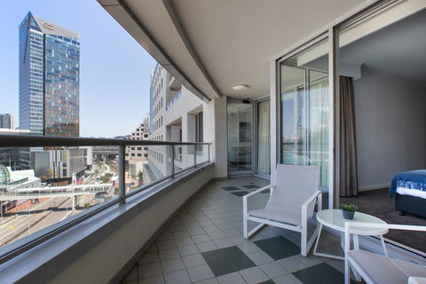 Darling Harbour Apartment With Parking, Views Pool - Perths Hotel 3