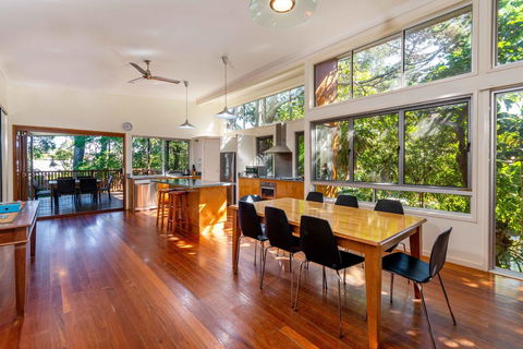 Decked Out For A Fantastic Holiday - Winnett St, Woorim (Upstairs Only) - Perths Hotel 3
