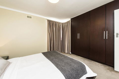 Derby 74 - Perths Hotel 3