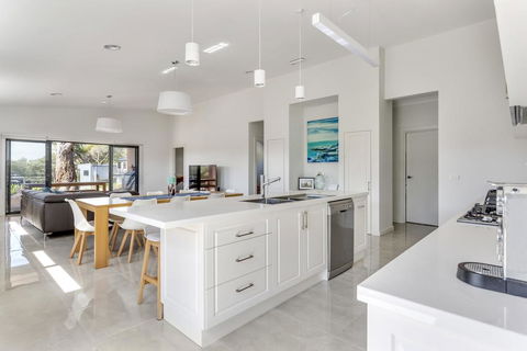 Diamond Bay Beach House: Brand New - Perths Hotel 3