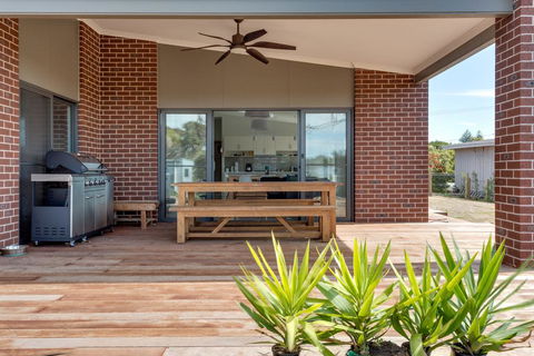 Diamond Bay Beach House: Brand New - Perths Hotel 1