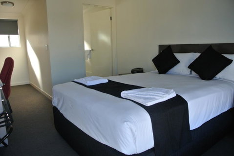 Dooley's Tavern & Motel Springsure - Perths Hotel 0