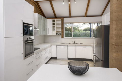 EeBee House - Beautiful Family Home With Stunning Eagle Bay Views - Perths Hotel 0