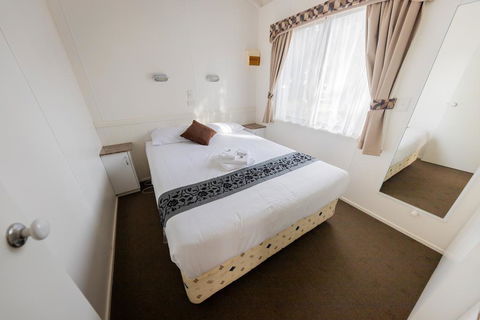 Eildon Riverside Holiday Park - Perths Hotel 1