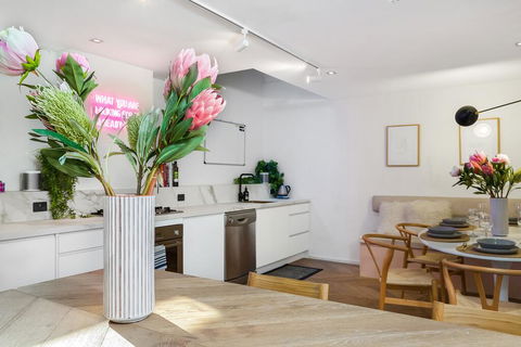Enjoy Cafe Culture From Chic Warehouse Conversion - Perths Hotel 1