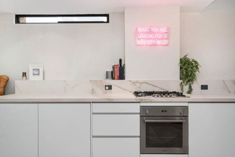 Enjoy Cafe Culture From Chic Warehouse Conversion - Perths Hotel 2