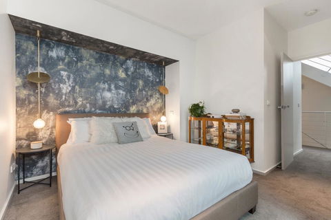 Enjoy Cafe Culture From Chic Warehouse Conversion - Perths Hotel 3