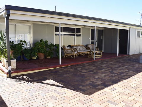 Fossickers Cottages - Perths Hotel 2