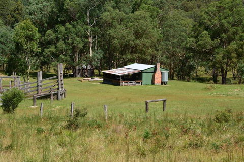 Four Bull Hut - Perths Hotel 0