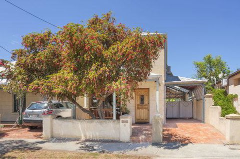 Fremantle Holiday Accommodation - Perths Hotel 0