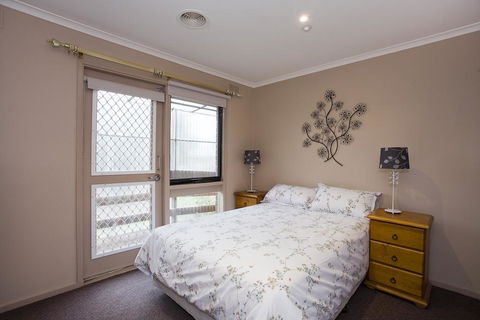 Geelong Holiday Home - Perths Hotel 3