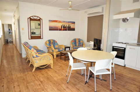 Getaway Villas Unit 3 - 3 Bedroom Self-Contained Villa With A Deck - Perths Hotel 3
