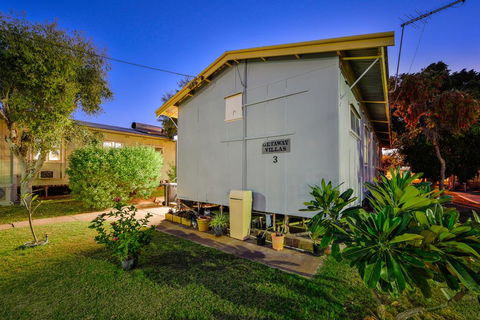 Getaway Villas Unit 3 - 3 Bedroom Self-Contained Villa With A Deck - Perths Hotel 1