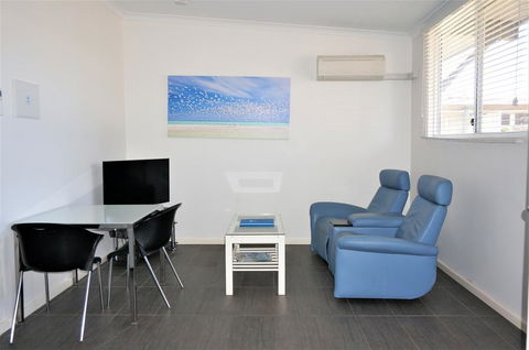 Getaway Villas Unit 38-2 - 1 Bedroom Self-Contained Accommodation - Perths Hotel 2