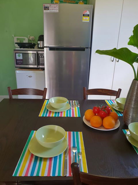 GIRLS ONLY. Large Bedroom With KING Bed, Close To Everything - Perths Hotel 3