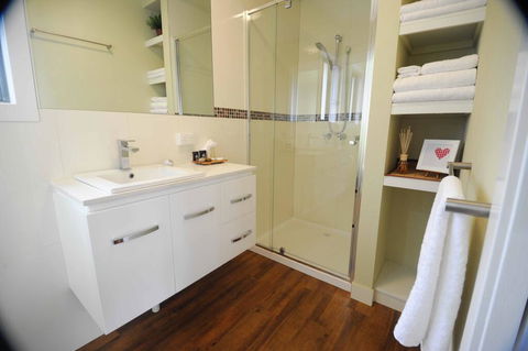 Gisborne Peak Winery Cottages - Perths Hotel 3