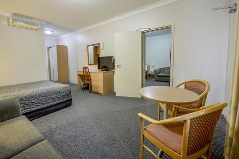 Golden Guitar Motor Inn - Perths Hotel 0